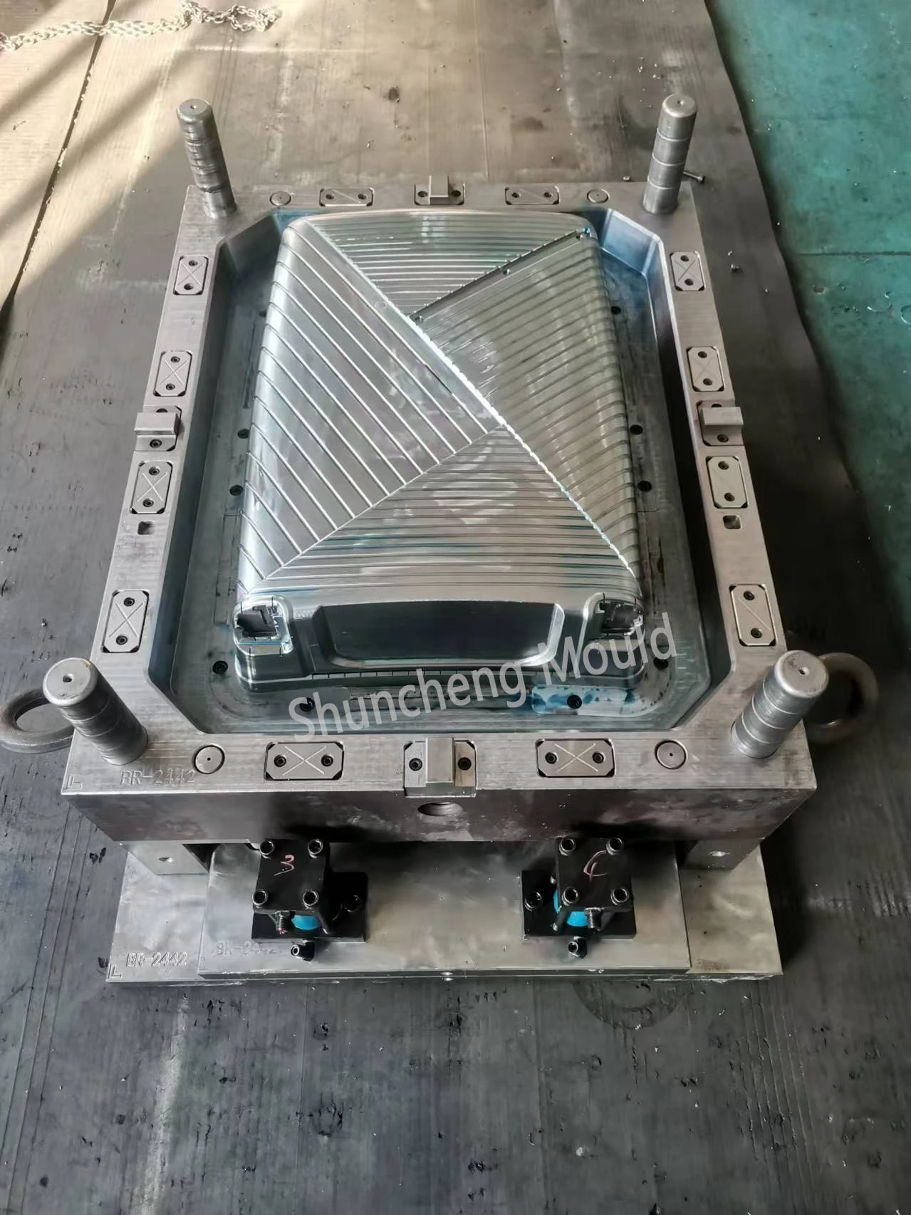 Plastic Trolley Case Mould 4